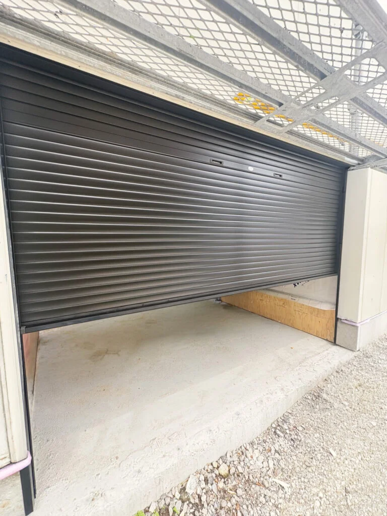 【島原市】ガレージシャッター取り付け工事｜台風・強風に備えるLIXIL手動シャッター1台サイズ